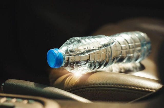 Karštą dieną vanduo iš plastikinių butelių gali kelti mirtiną pavojų