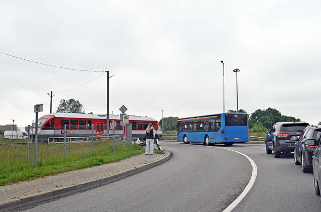 Rimkų pervaža, traukinys, automobiliai