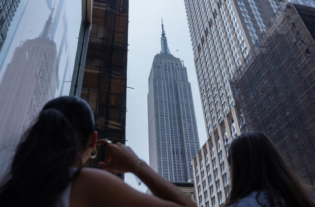 Du žmonės Niujorke įkopė į dangoraižį „Empire State Building“ ir išskleidė taikos transparantą