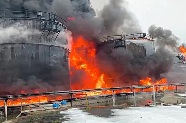 Ukrainos dronai smogė rusų naftos chemijos gamykloms Saratove ir Tatarstane