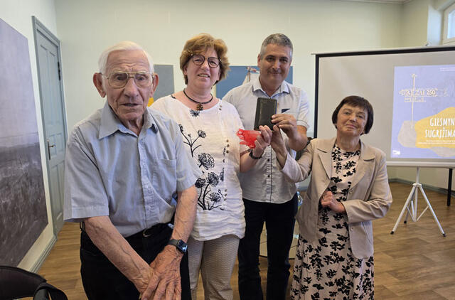 Helmutas Kubillus su dukra Gudrun, Neringos meru Dariumi Jasaičiu ir Neringos savivaldybės Viktoro Miliūno viešosios bibliotekos direktore Dalia Greičiūte