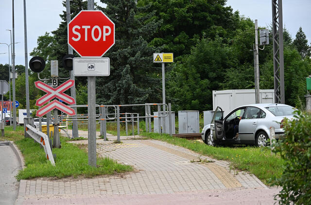 geležinkelio pervaža, automobilis, stop ženklas
