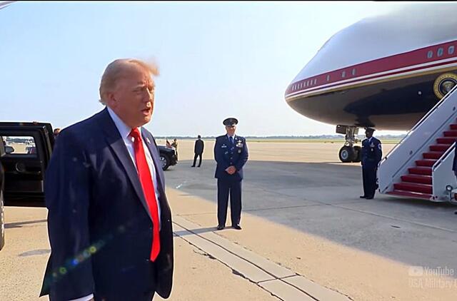 Donaldas Trampas prie naujo lėktuvo