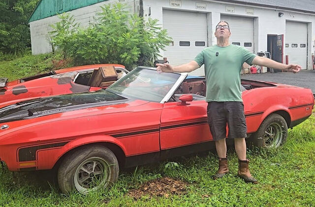 Retas 1971 metų „Ford Mustang Super Cobra Jet“ rūdija po atviru dangumi 