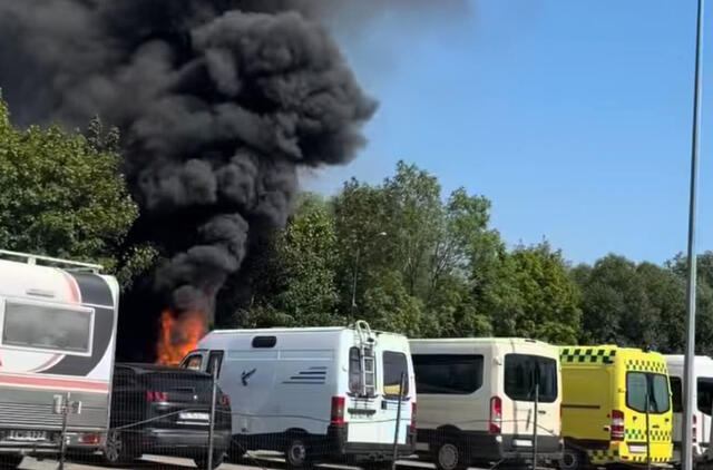 Gaisras, dūmai, automobiliai