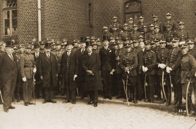 Lietuvos Respublikos prezidentas Kazys Grinius viešnagės Klaipėdoje metu 1926 m. rugpjūčio 29 d. lanko Klaipėdos įgulos kareivines