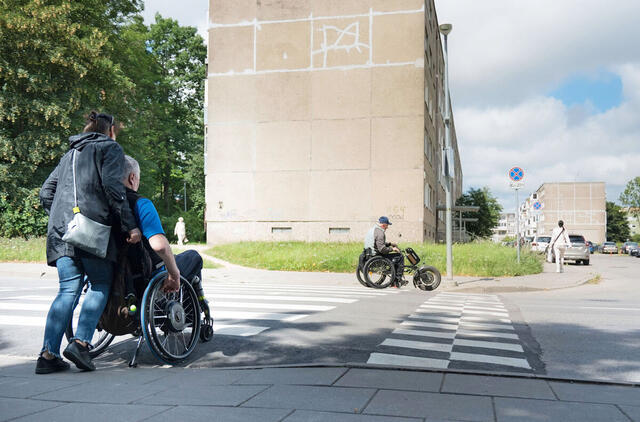 Mieste daugėja perėjų, kurios dėl įrengtų griovelių lietaus nutekėjimui tampa neišvažiuojamos ir pavojingos neįgaliųjų vežimėliams, - jie tiesiog užstringa.