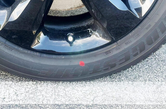 Ką iš tikrųjų reiškia raudoni ir geltoni taškai ant naujų automobilio padangų?