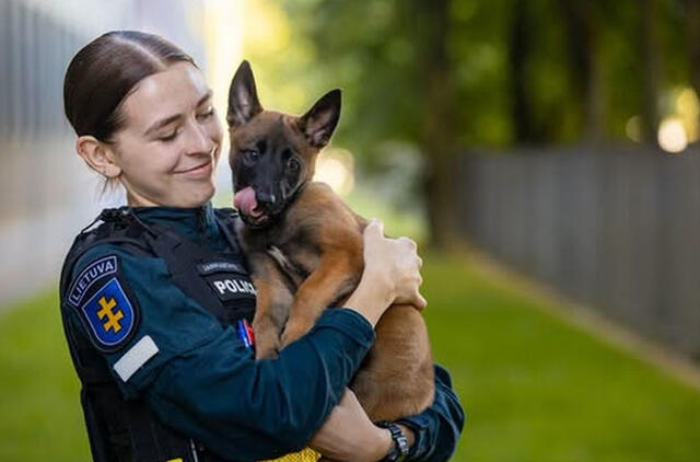 policijos pareigūnė, tarnybinis šuo