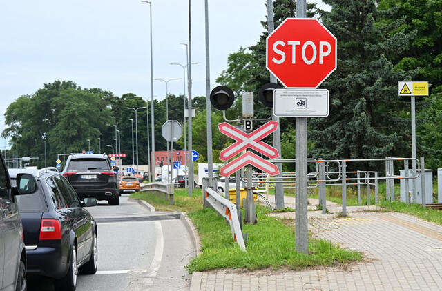 STOP ženklas, geležinkelio pervaža, automobiliai