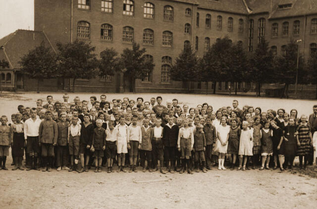 Lietuvių gimnazijos mokytojai ir mokiniai mokyklos kieme 1929-aisiais.