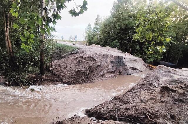 Vanduo išgraužė renovuojamą kelią