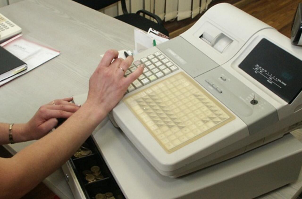 Kaune iš parduotuvės vyrai pagrobė kasos aparatą ir dvi pakuotes alaus